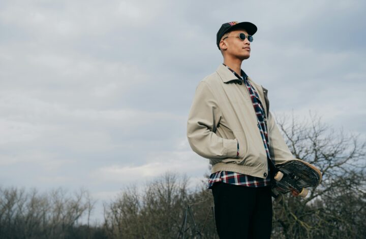 barbat asortat, cu un outfit bun și accesorii, layers, toamnă